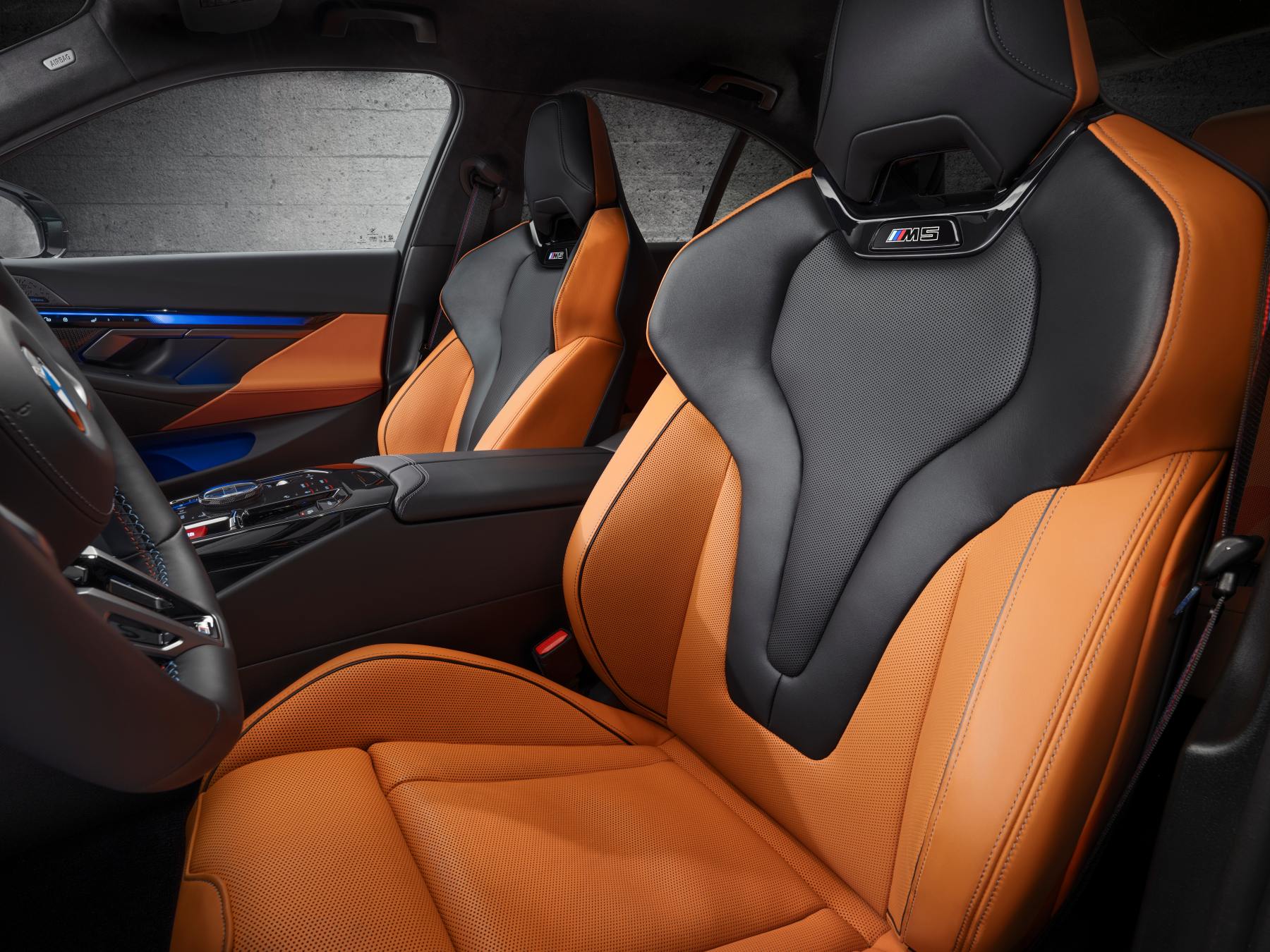 BMW M5 Hybrid Limousine interior front 2